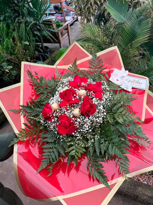 Buque com 6 rosas + Ferrero Rocher